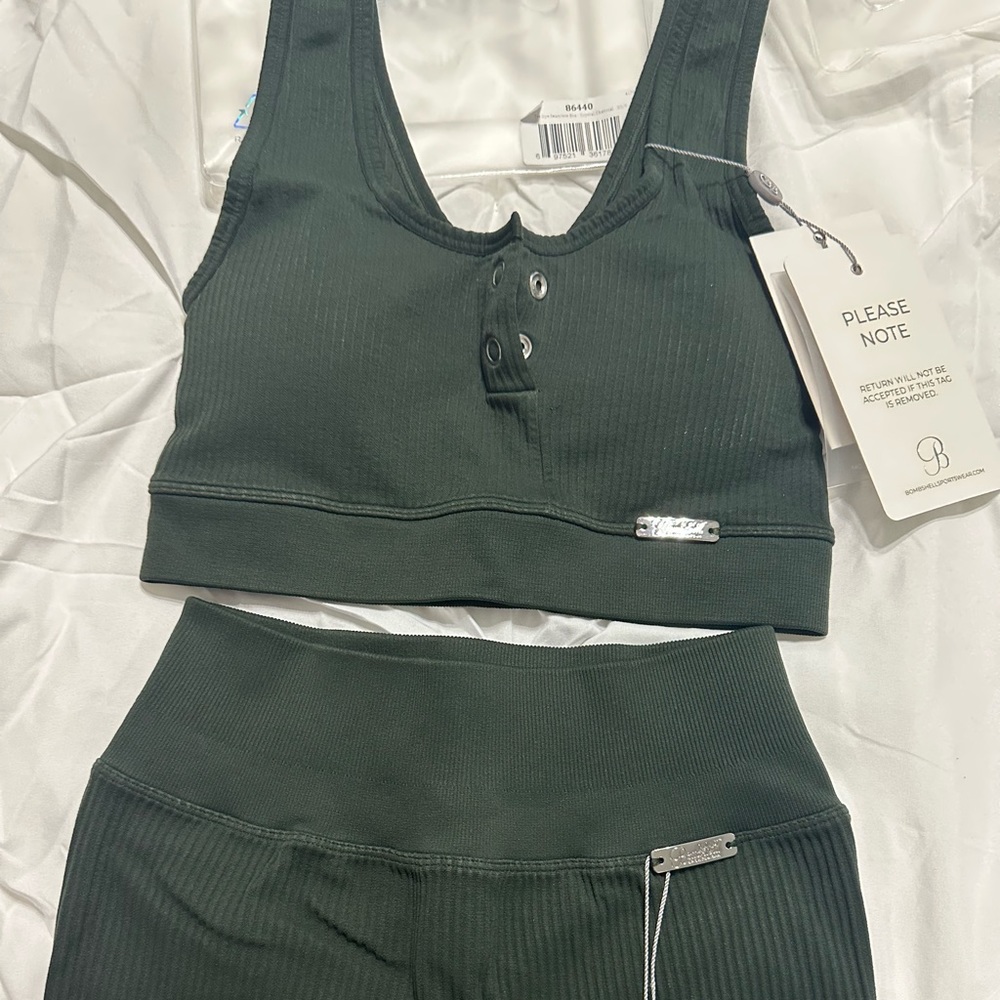 New with tags Bombshell sportswear army green seamless set size medium